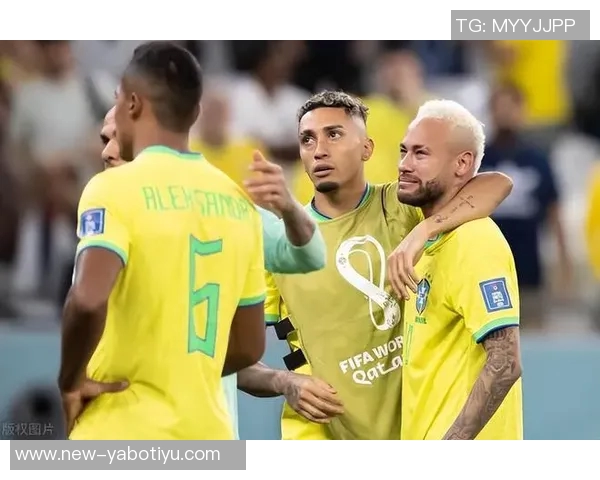 内马尔向里瓦尔多赠送签名球衣并晒合影表达对偶像的敬意